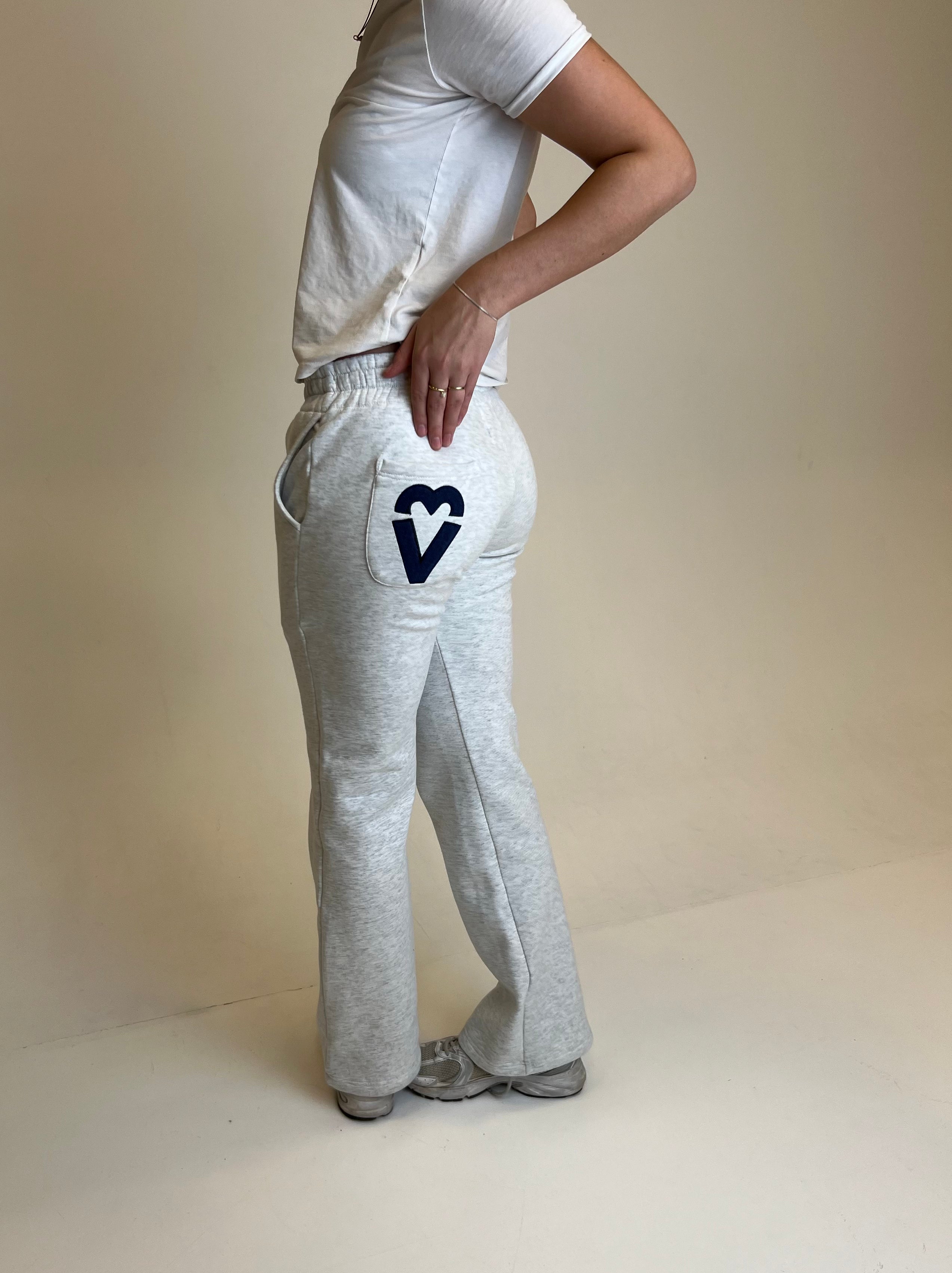 HEARTLINE SWEATPANTS- LIGHT GREY